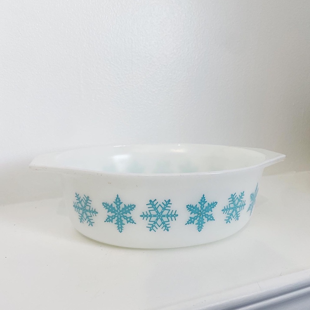 Pyrex casserole dish / 1950s - 1960s / Turquoise snowflake / 043 / 1 1/2 qt